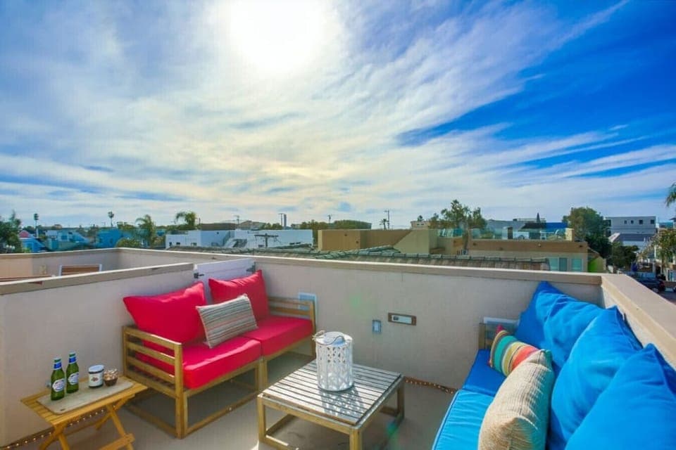 Paradise Isle in Mission Beach with Roof Deck
