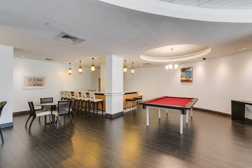 Salle communautaires avec table de billard et table de ping-pong