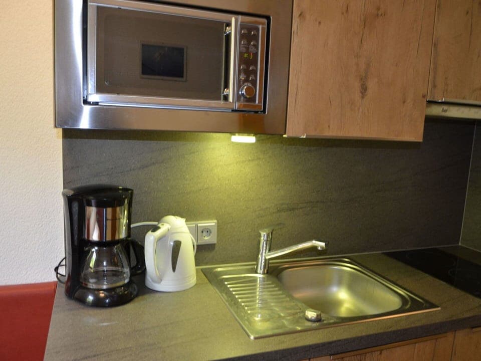 Kitchen Sink, Tap, Property, Sink, Countertop, Plumbing Fixture, Tableware, Kitchen, Interior Design, Wood