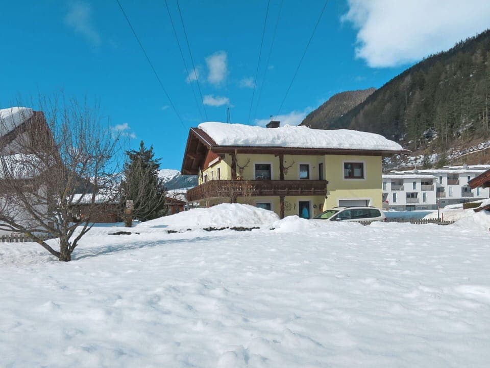 Cloud, Sky, Snow, Daytime, Property, Mountain, Building, Window, Slope, House