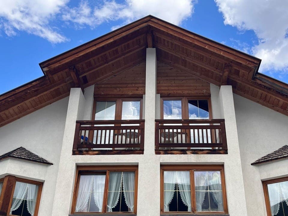 Cloud, Sky, Daytime, Window, Property, Building, Wood, Neighbourhood, Wall, Residential Area