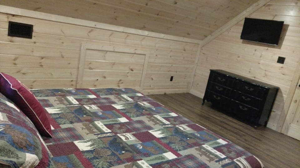 UPSTAIRS MASTER BEDROOM