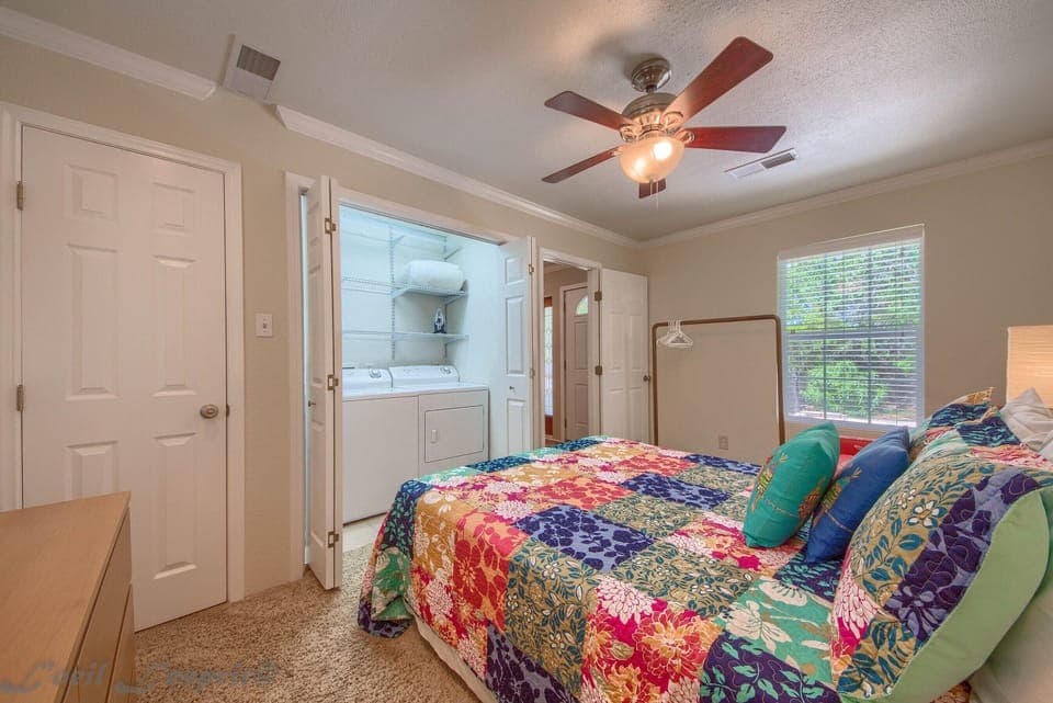 Washer and Dryer located in Master Bedroom. 
HOW CONVENIENT!