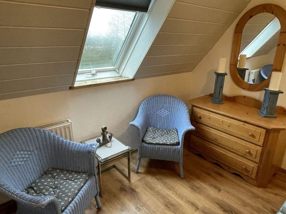 Furniture, Mirror, Property, Comfort, Wood, Interior Design, Building, Architecture, Floor, Flooring