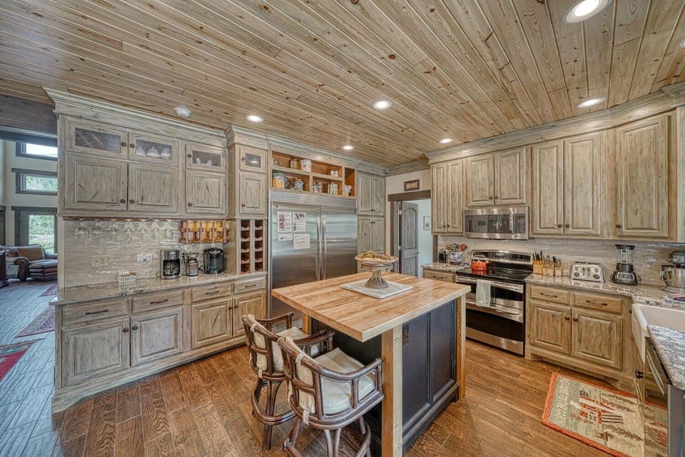 Main House - Large, fully equipped kitchen, including a double-wide refrigerator