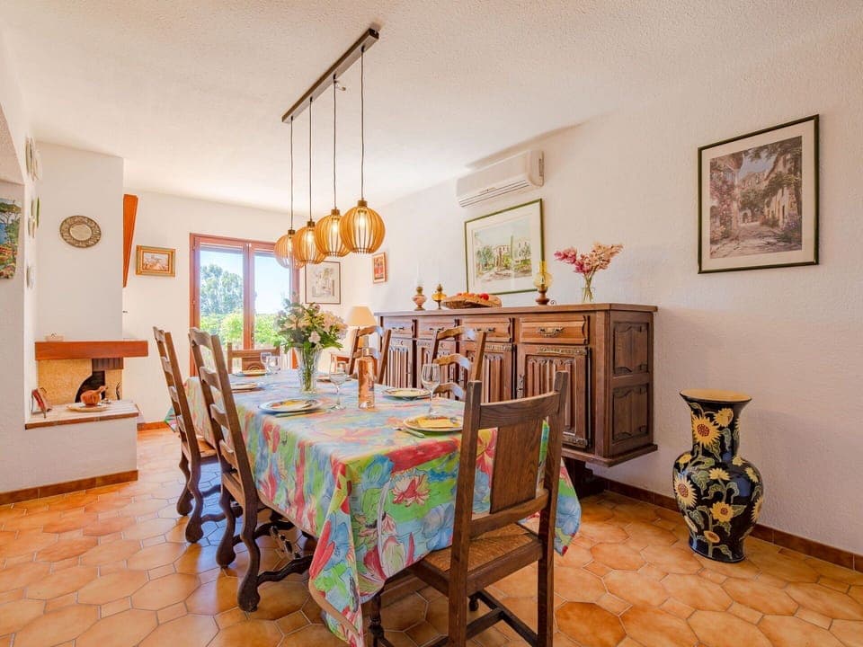 Table, Picture Frame, Furniture, Plant, Chair, Wood, Building, Interior Design, Floor, House