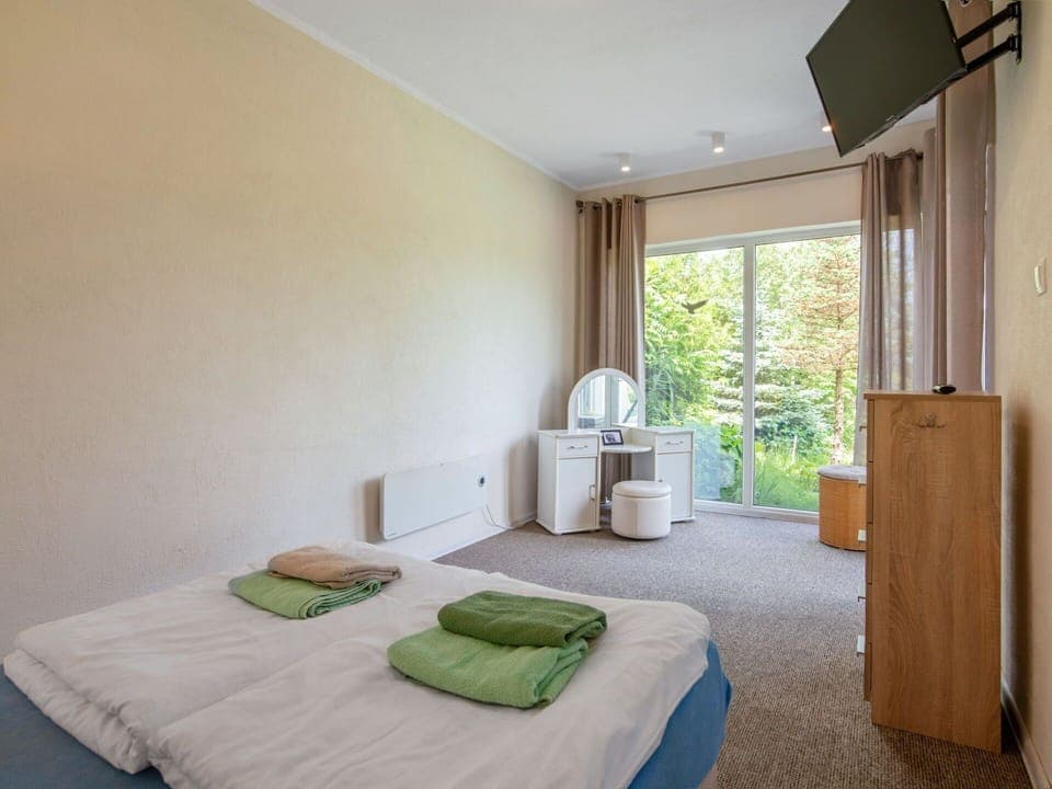 Furniture, Building, Comfort, Wood, Textile, Floor, Window, Flooring, Bed