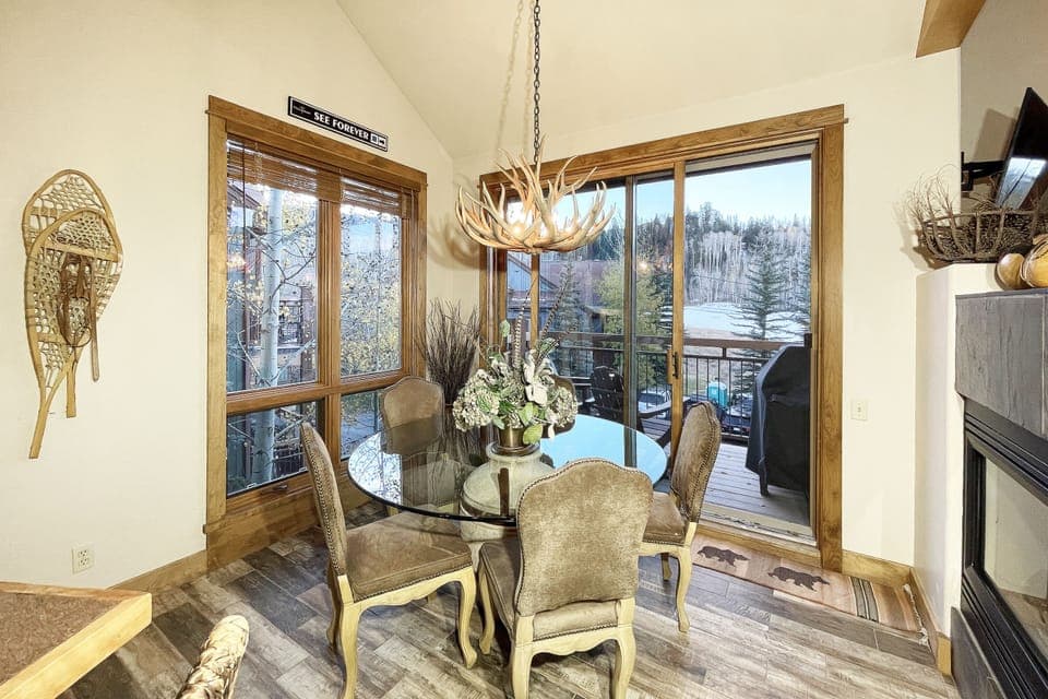 4.01-MV-Terraces-602-dining-room-2