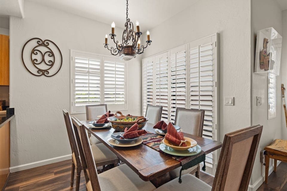 The dining table seats 6 guests with additional seating for 2 at the kitchen counter