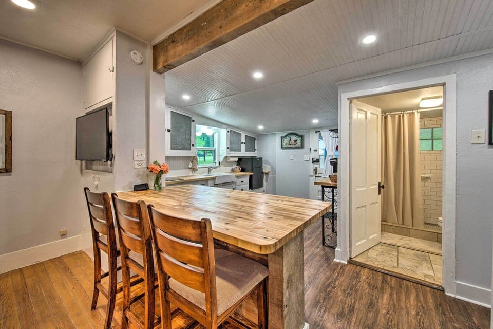 Breakfast Bar Dining Area | Dishes & Flatware Provided