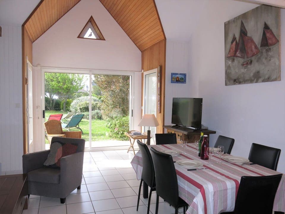 Table, Furniture, Property, Chair, Building, Plant, Wood, Architecture, Interior Design, Shade