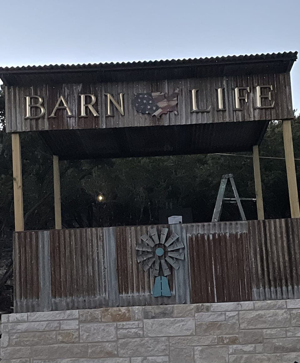 Enjoy the Bar/ BBQ cooking area