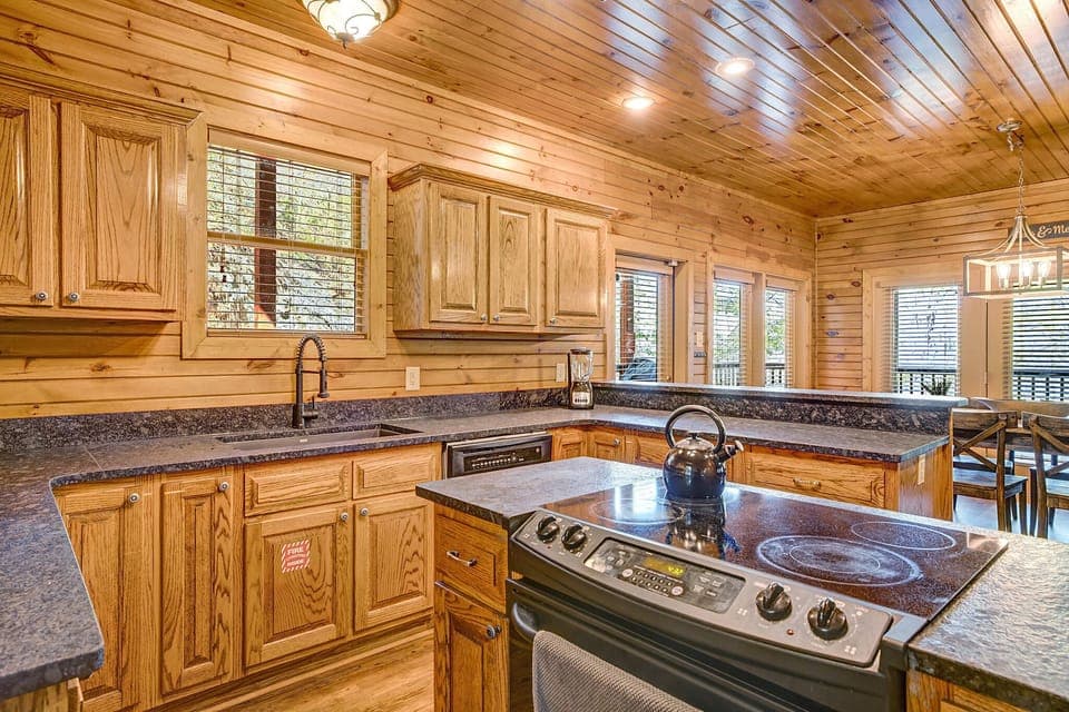 fully equipped kitchen with oven/range, dishwasher and microwave
