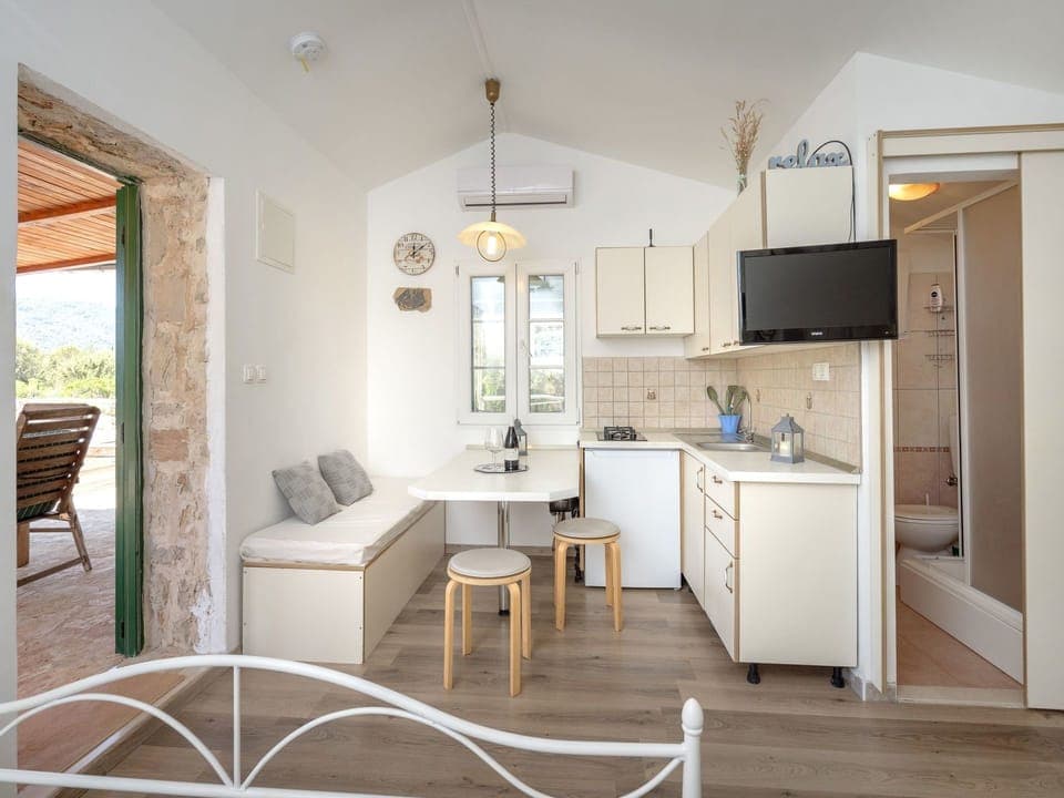 Room, Furniture, Property, White, Interior Design, Building, Floor, House, Ceiling, Home