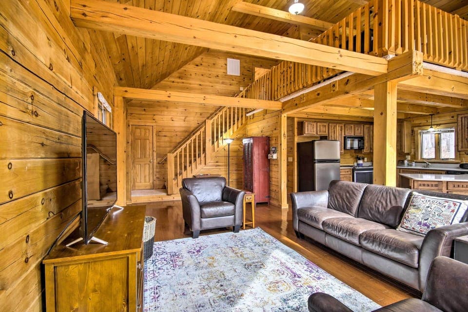 Living Room | Central A/C & Heating | Smart TV | Free WiFi