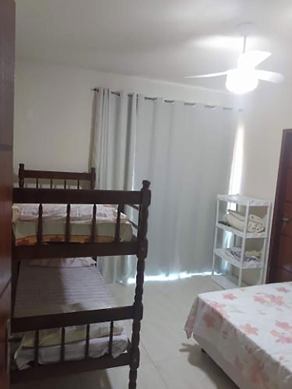 Uma das suítes da casa, com cama de casal e beliche