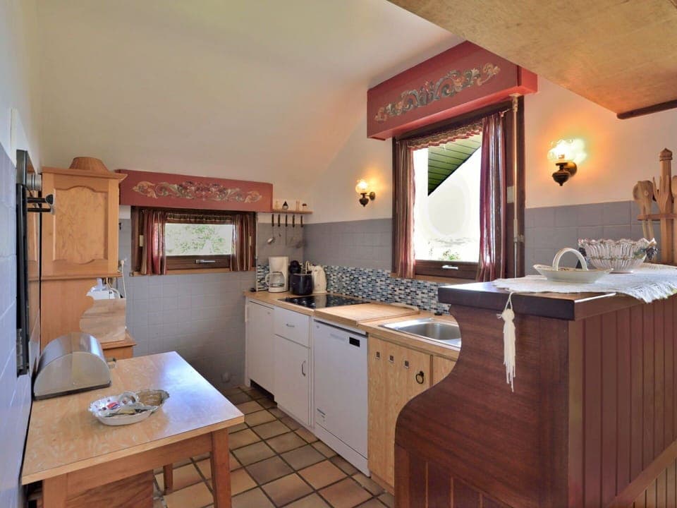 Cabinetry, Furniture, Mirror, Property, Table, Countertop, Building, Wood, Drawer, Kitchen