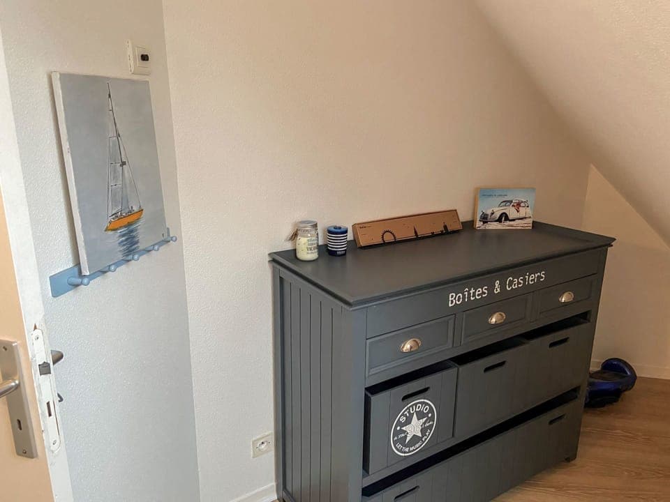 Property, Furniture, Room, Chest Of Drawers, Drawer, Filing Cabinet, Wall, Cabinetry, Desk, Material Property