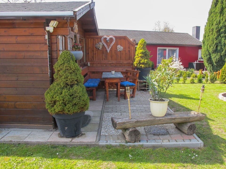 Plant, Property, Flowerpot, Building, Houseplant, Tree, Table, Architecture, Wood, Outdoor Furniture