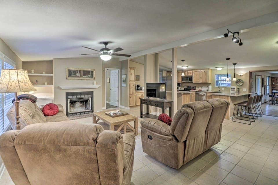 Living Room | Free WiFi | Smart TV | Central A/C & Heat