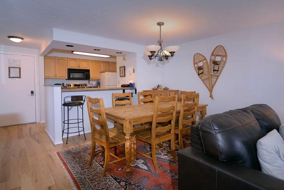 Dining/kitchen