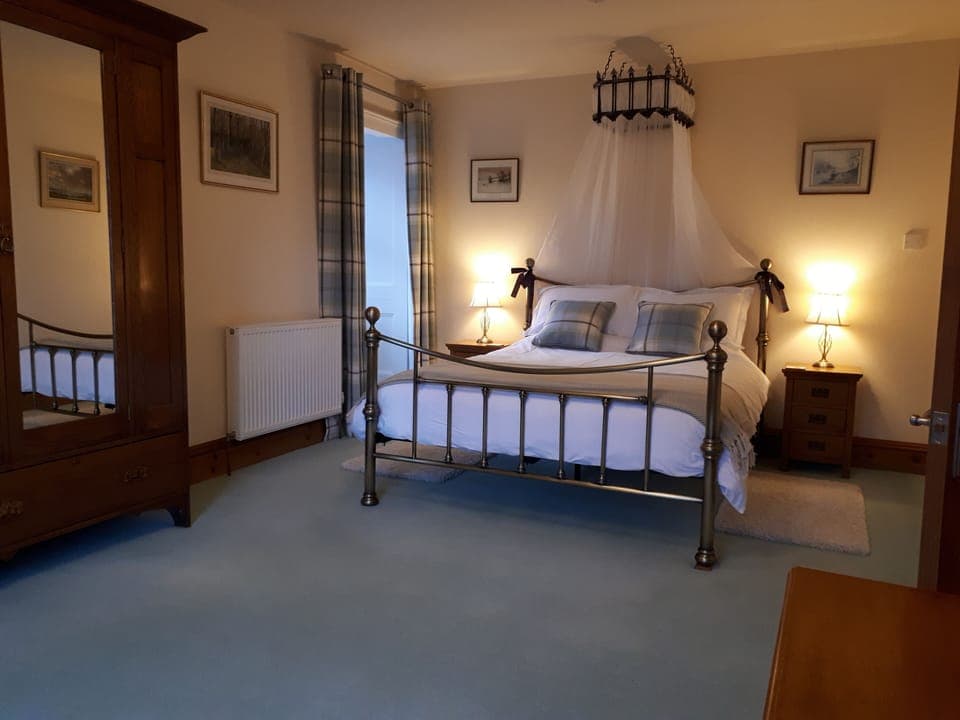 Very spacious bedroom with kingsize bed.