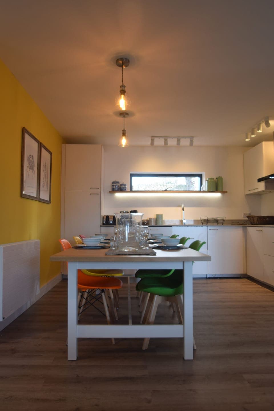 Well-equipped kitchen with Bosch ovens and a Siemens induction hob