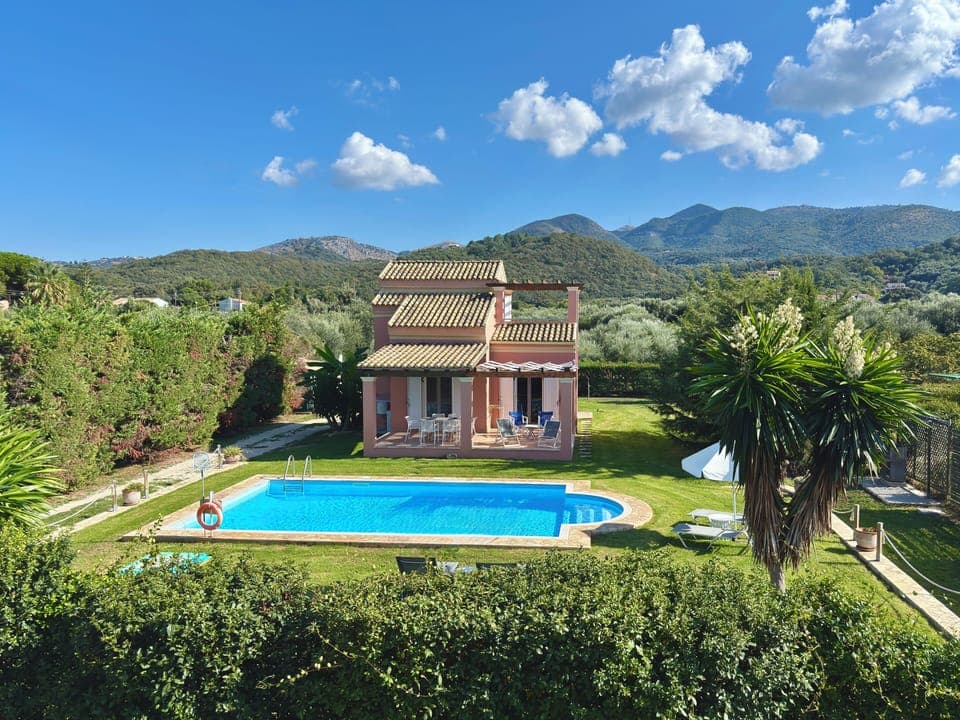 The complex offers 5 independent maisonettes, each with a private pool