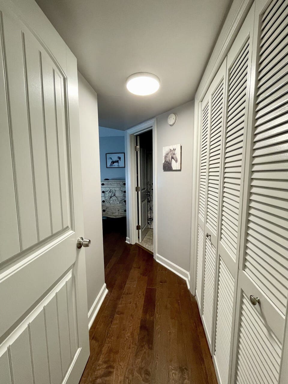 Hallway to primary suite 