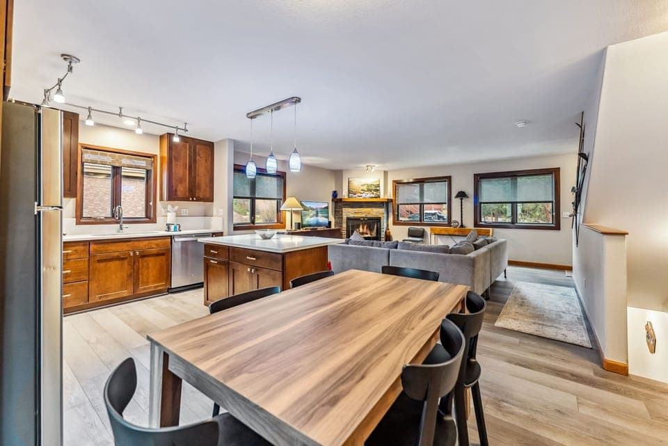 Kitchen: Well-equipped kitchen, stainless steel appliances, kitchen island with 2 barstools, 6-person dining table
