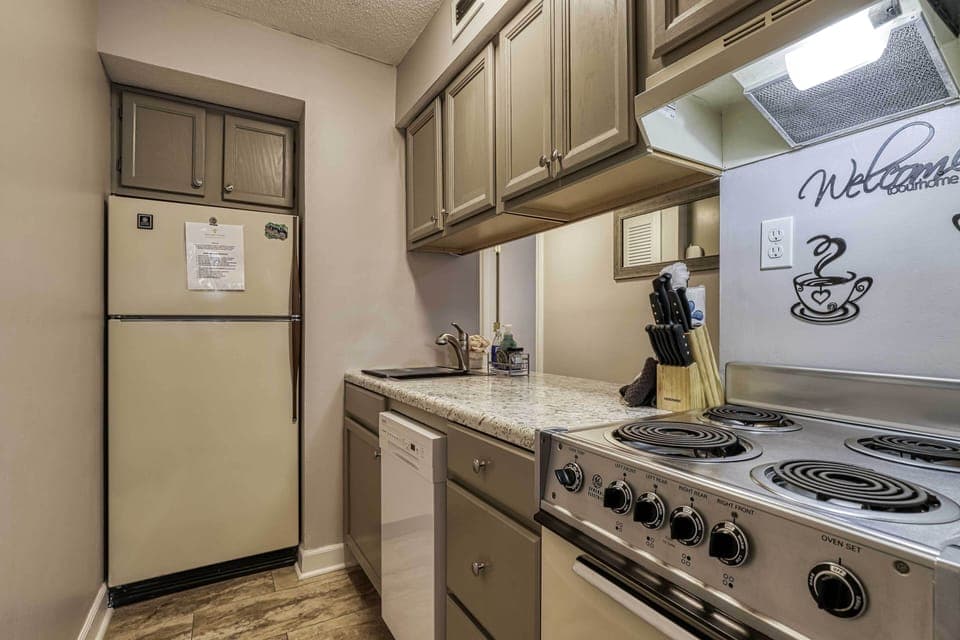 Kitchen | Cooking Basics | Coffee Maker | Paper Towels/Trash Bags Provided