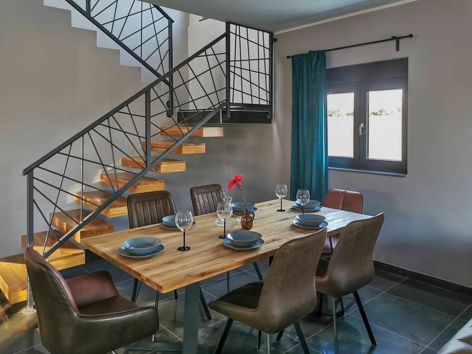 Room, Dining Room, Interior Design, Furniture, Building, Table, Property, Loft, Architecture, House