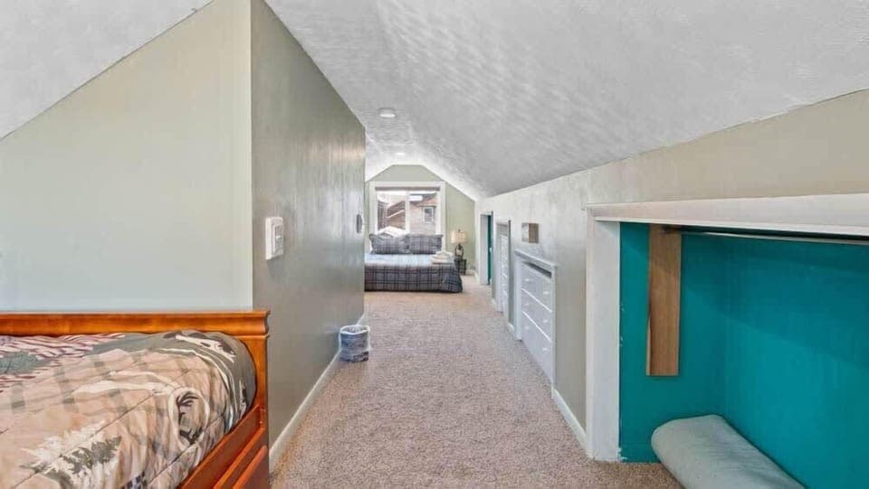 【Upstairs Room】Upstairs Loft — Twin + Queen on Opposite Walls, Private Floor