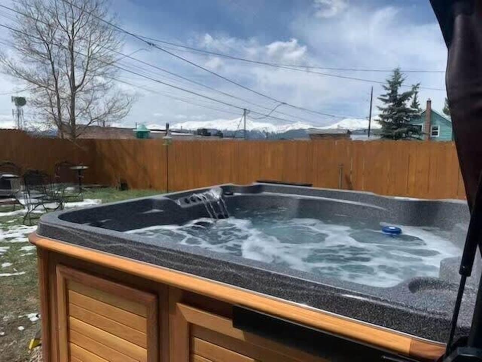 【Hot Tub】Private Hot Tub in the Fenced Yard — Mountain View Soak