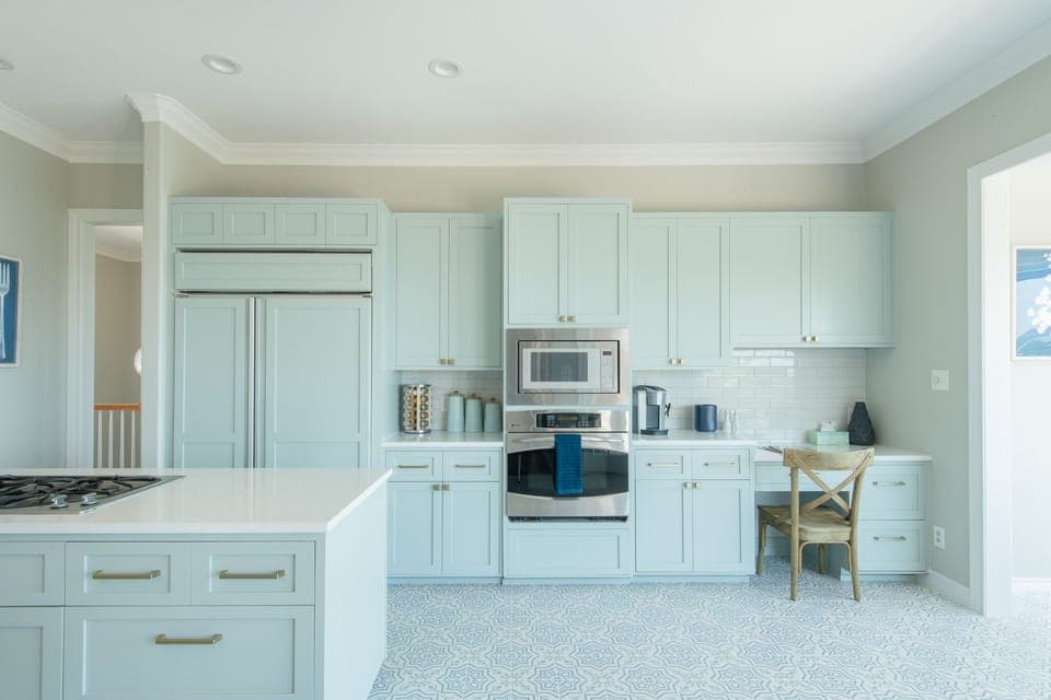 Spacious kitchen with dishwasher, disposal, microwave, oven & stove