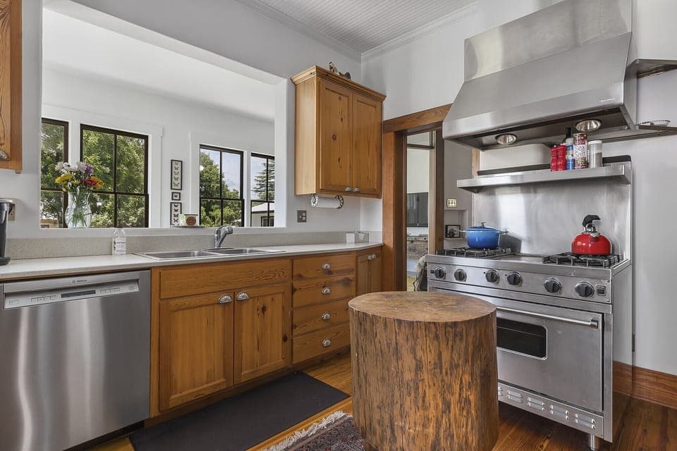 Kitchen with a Viking 4 top and griddle