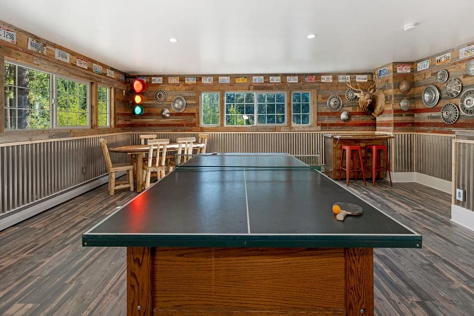 Huge game room with ping pong, upstairs 2nd level - Huge game room with ping pong, upstairs 2nd level