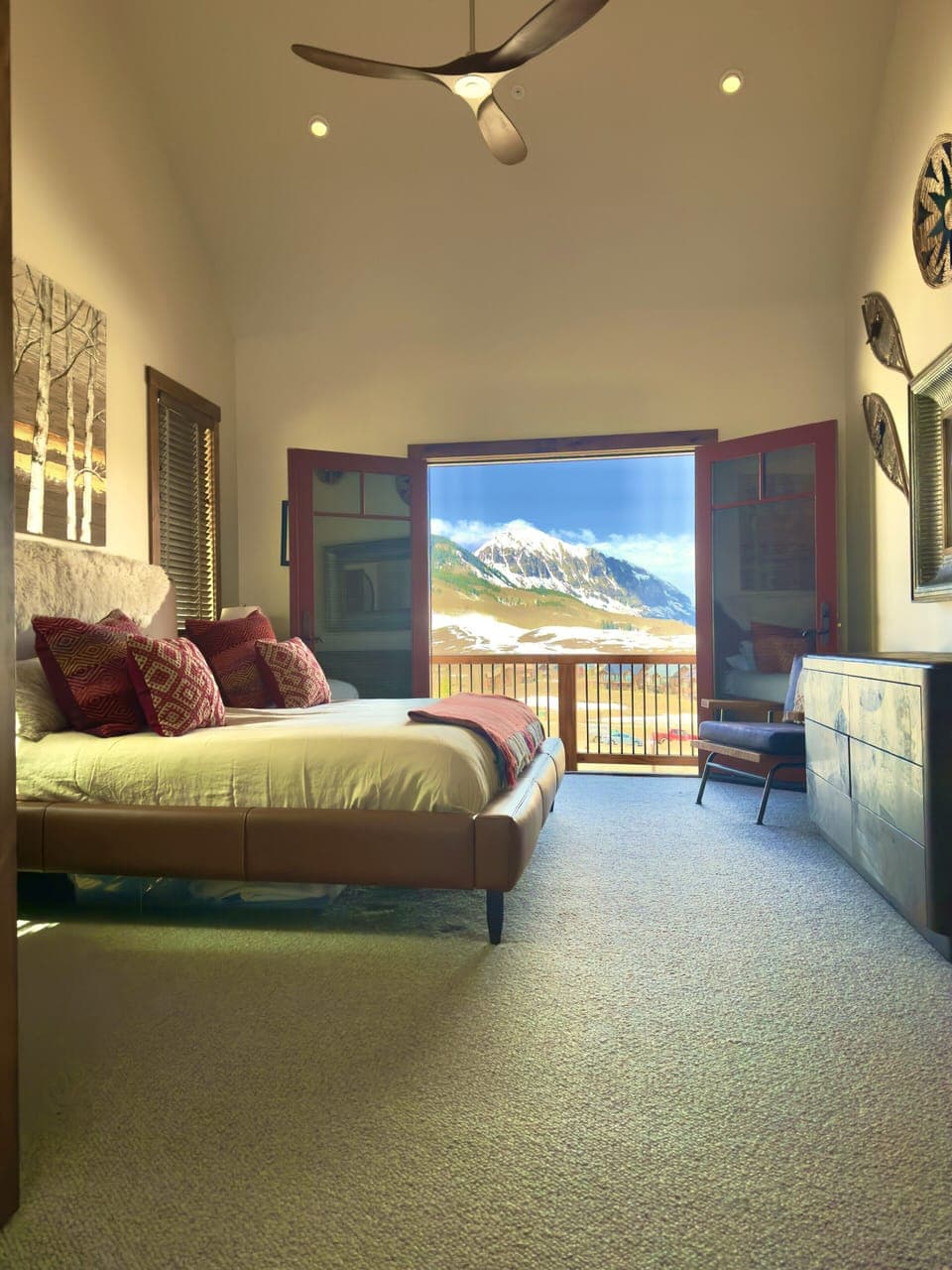 primary king bedroom w/ en suite bath, new organic mattress & walk out deck