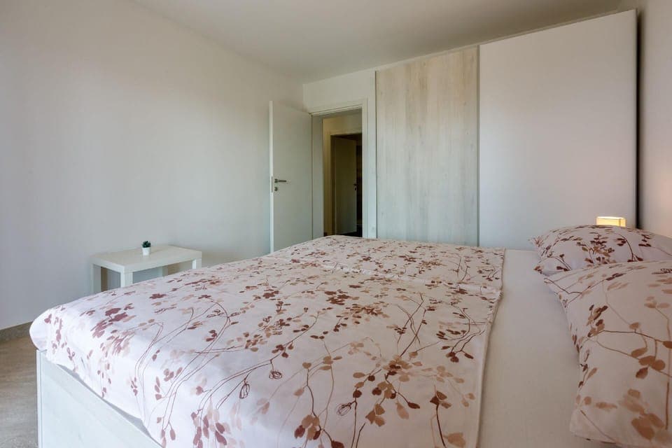 Sleeping area. bedroom with double bed