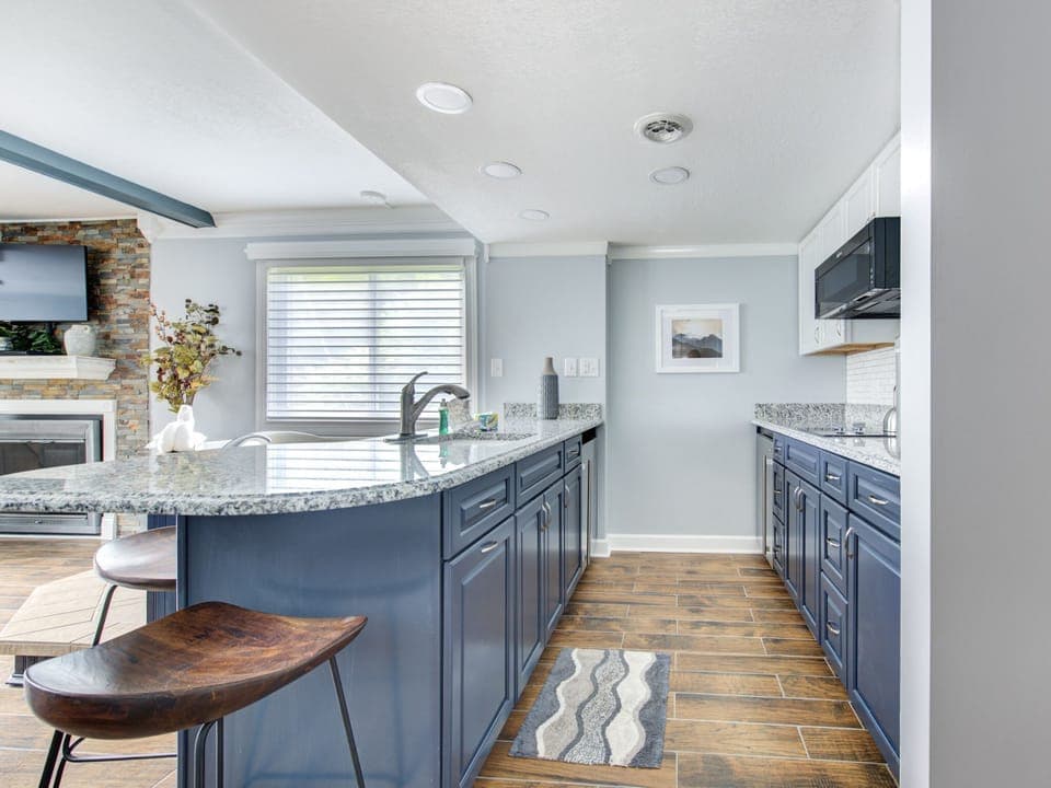 Full Kitchen w/ 2 Mini Fridges, Stove Top, Microwave, Ice Maker