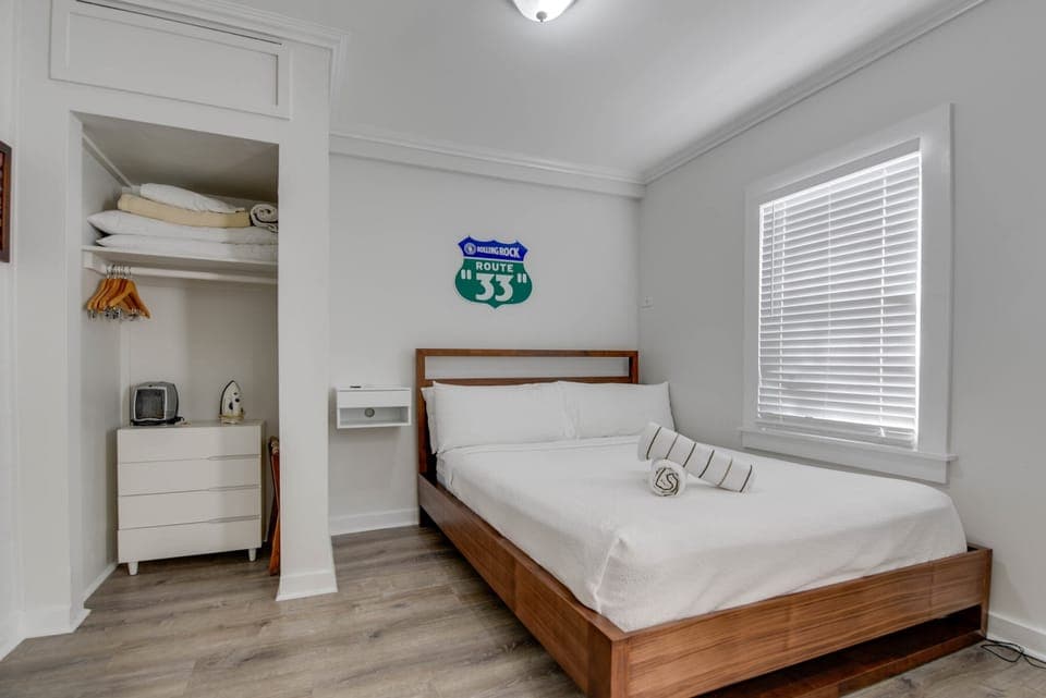 Coconut Palm - Bedroom 1 - Queen