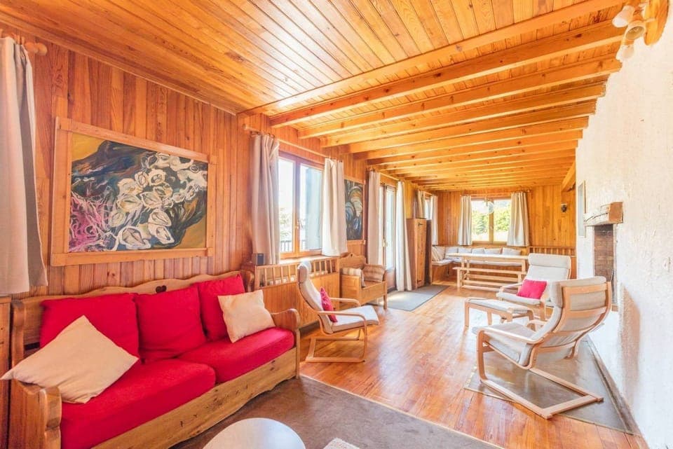 Spacious communal area with open fireplace