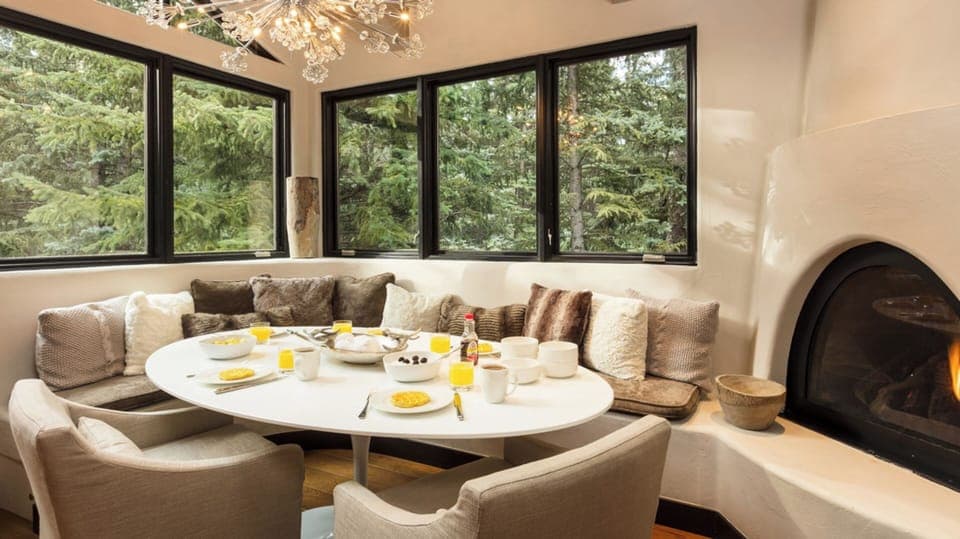 Breakfast alcove with fireplace 