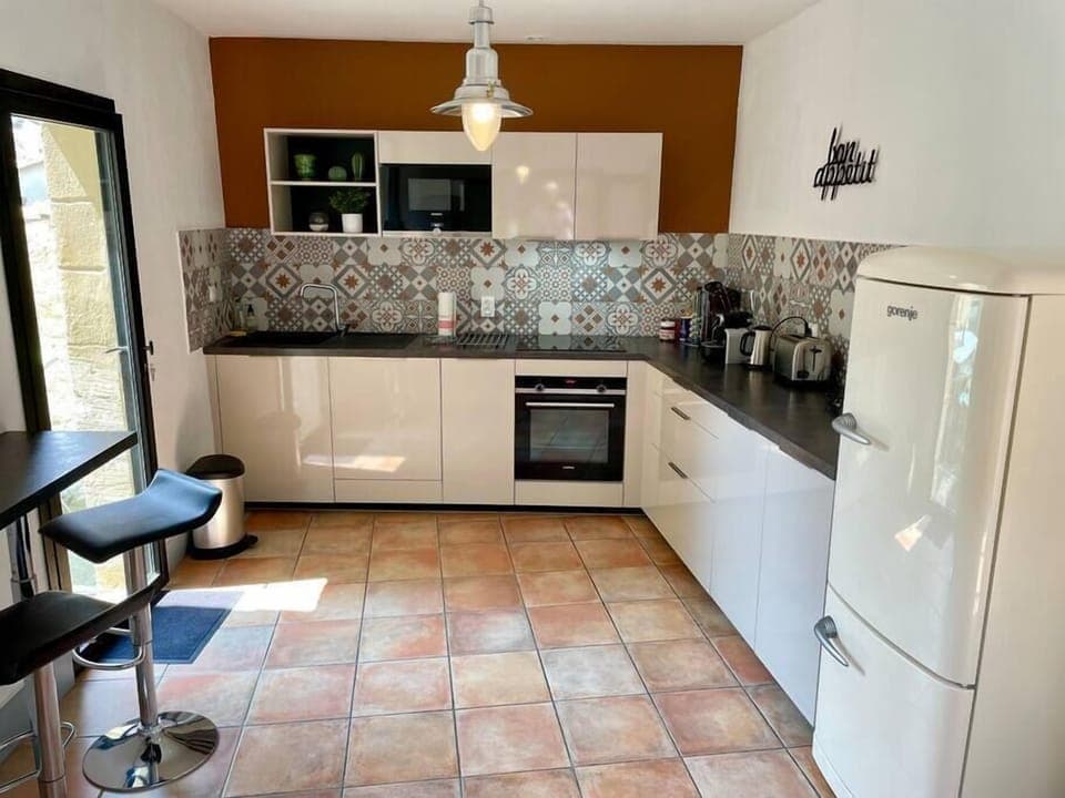 Cuisine équipée avec four, micro ondes, lave vaisselle, plaque induction, frigo et congélateur (1)