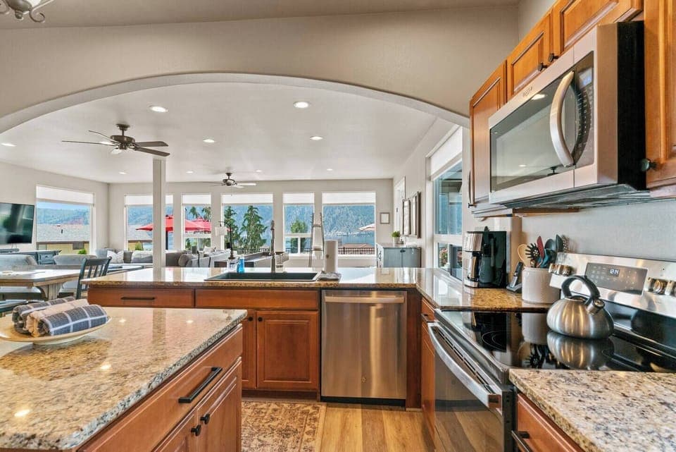 The kitchen allows you to interact with your guest and family with the open concept main floor and provides eye dropping views of the lake and mountains.