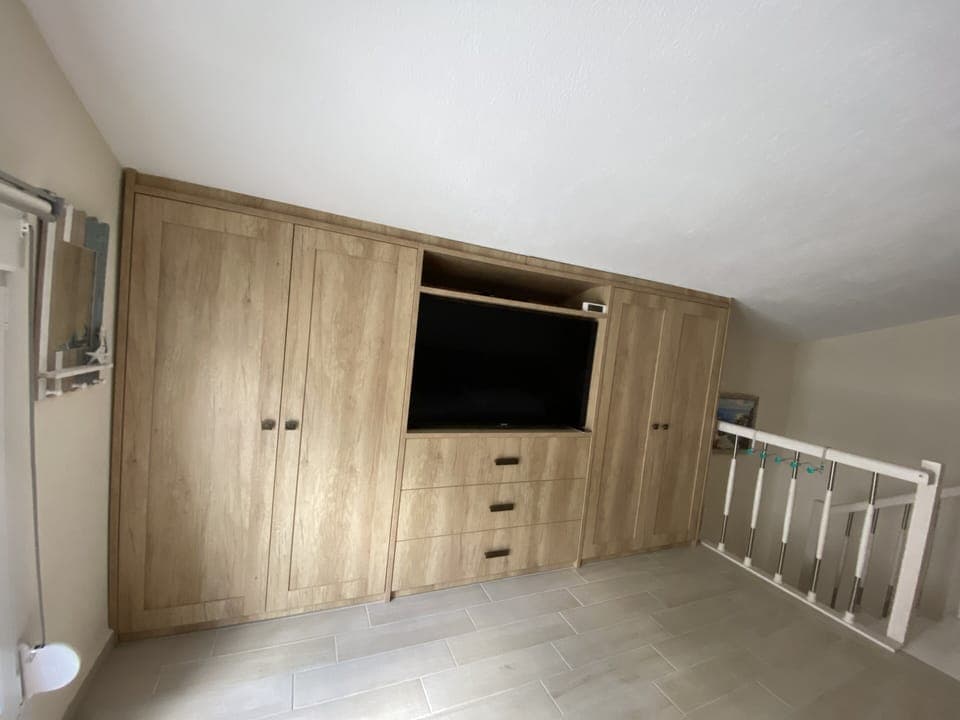 Open space third floor TV and wardrobes
