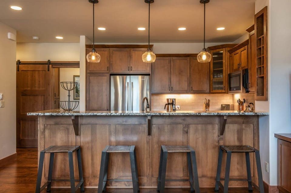 Seating for four at the breakfast bar
