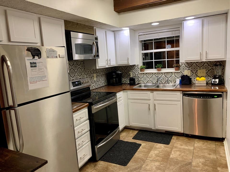 Fully stocked and upgraded kitchen with shaker cabinets.