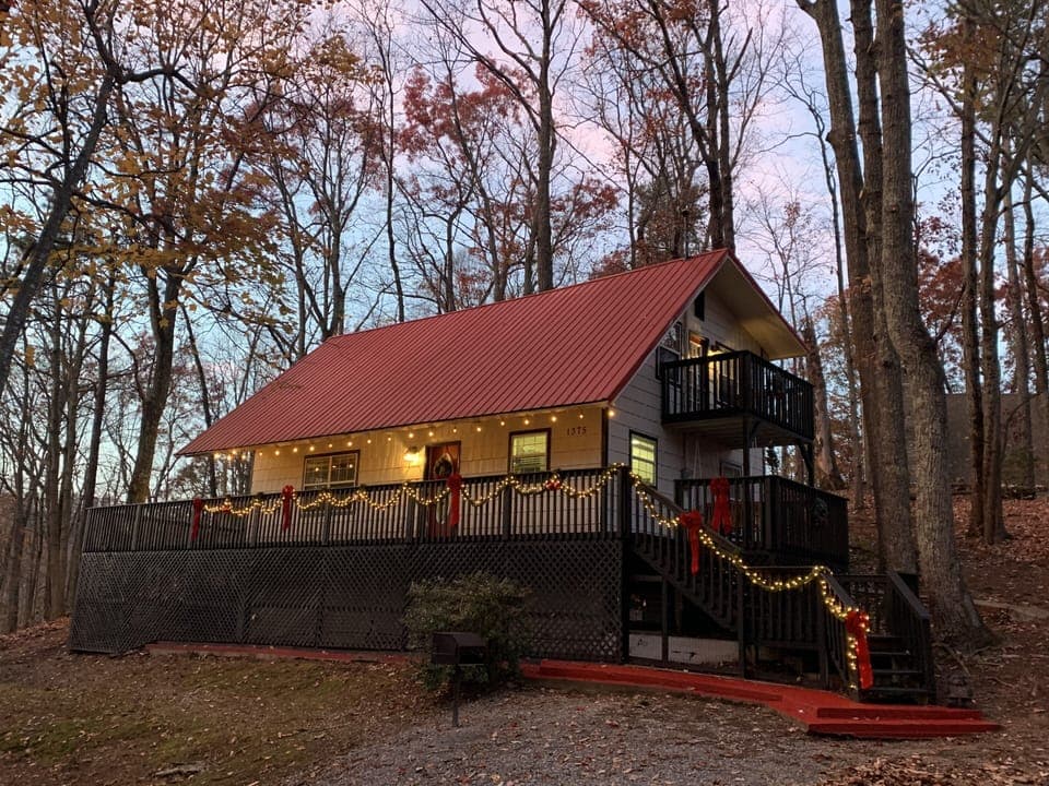 Easy to access, FLAT driveway! How rare is that in Gatlinburg!