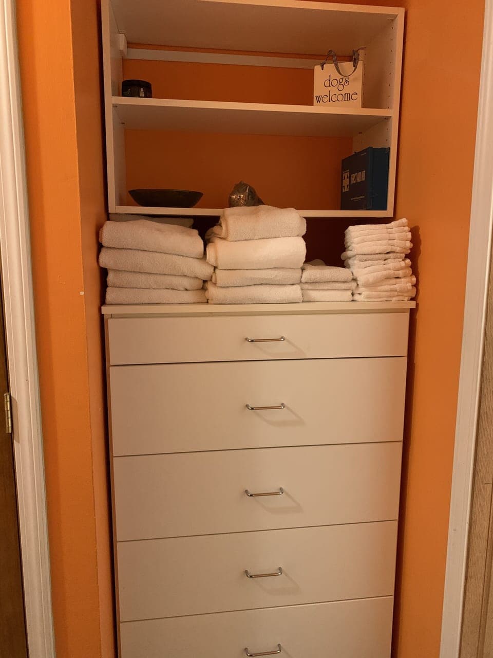 Lots of towels and there is also a first aid kit nearby if you need a bandaid.